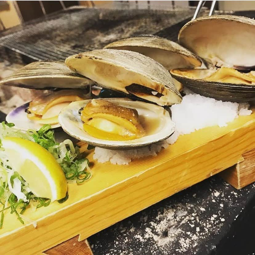 炉端焼き とろ函～とろばこ～ 堅田店のインスタグラム：「大アサリの酒蒸しです！😊 この辺ではあまり見かけないメニューかと😤 一度お試し下さい！インスタ見たでお会計なんと30％off！🥺 #堅田駅前#駅前#地酒＃いくら#コロナ対策 ＃炭火#炉端#飲み放題あり#gotoキャンペーン#ランチ#居酒屋ランチ#ホッケ#定食#テイクアウト#個室＃少人数宴会#クーポン#とろ守山#とろ函膳所#蟹#鍋#」