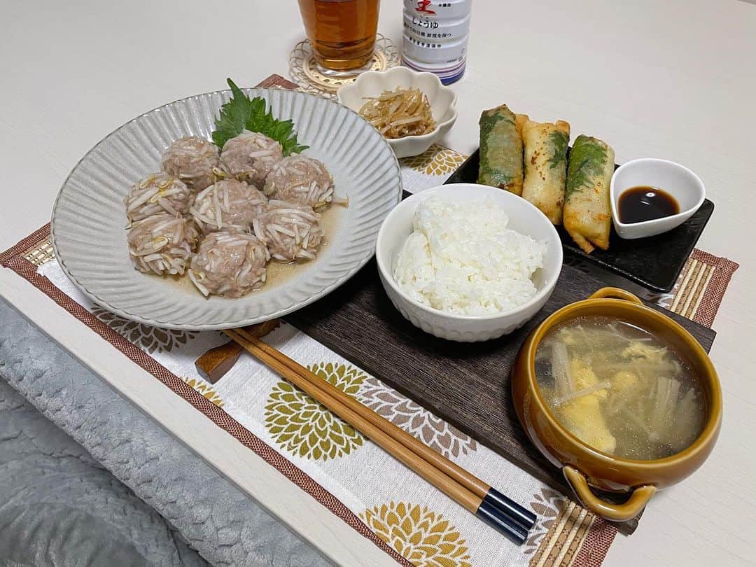AMIのインスタグラム：「🍚 . 晩ごはん記録…🌼 . メニュー ・もやし焼売 ・ナムル ・梅と大葉のチーズ春巻き ・きのこと卵のスープ . #晩ごはん記録」