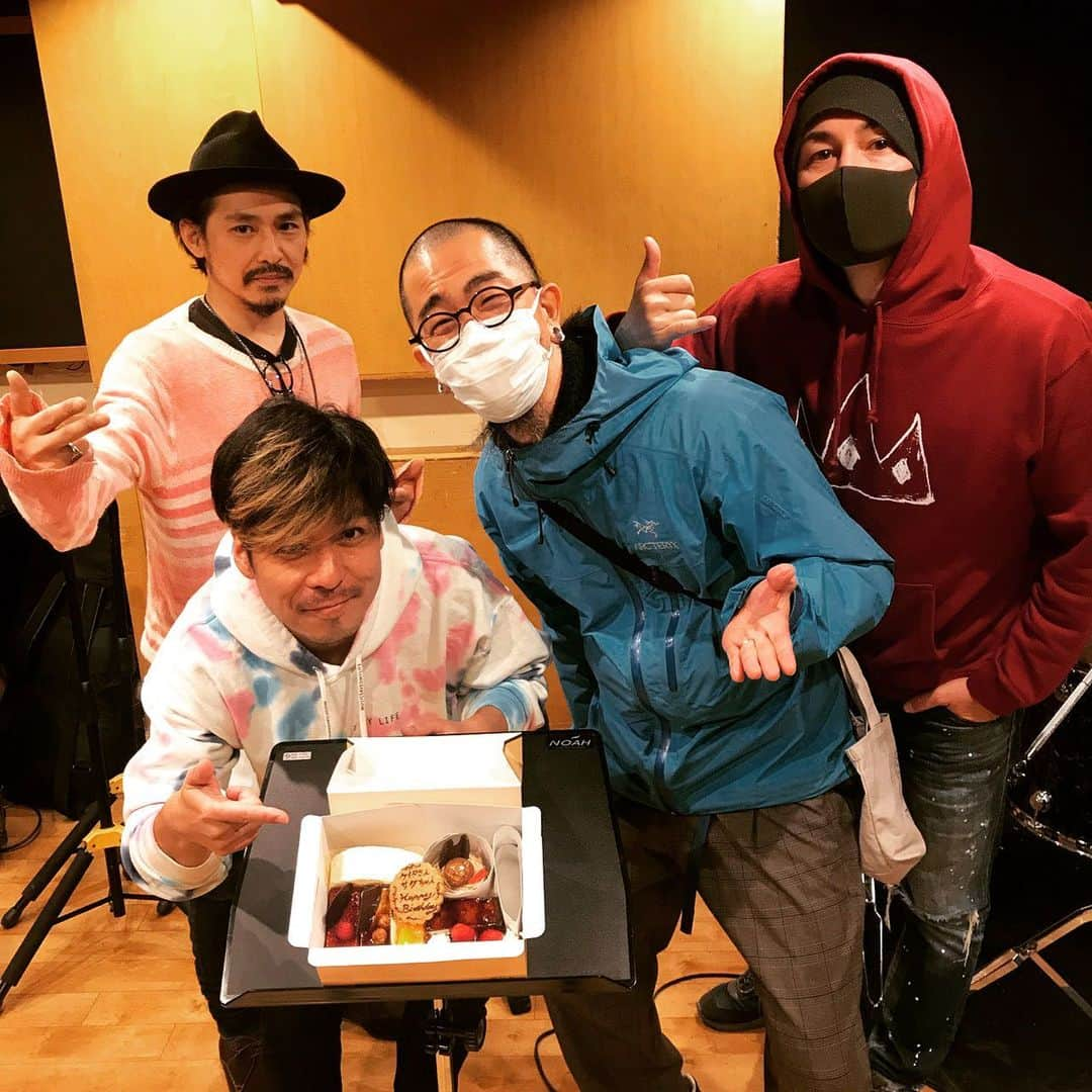 桜井誠さんのインスタグラム写真 - (桜井誠Instagram)「今日はATOM ON SPHEREのリハでした〜 けいたくんとワイの誕生日お祝いしてくれましたヽ(´▽｀)/ 2月11日、配信ライブやるので是非見てくださいね〜！ チケットはe plusで購入出来ます！ 誕生日プレゼント代わりに購入していただけると、泣いて喜びます😭 何卒〜〜🙏 #atomonsphere」2月8日 16時51分 - m_sakurai_da