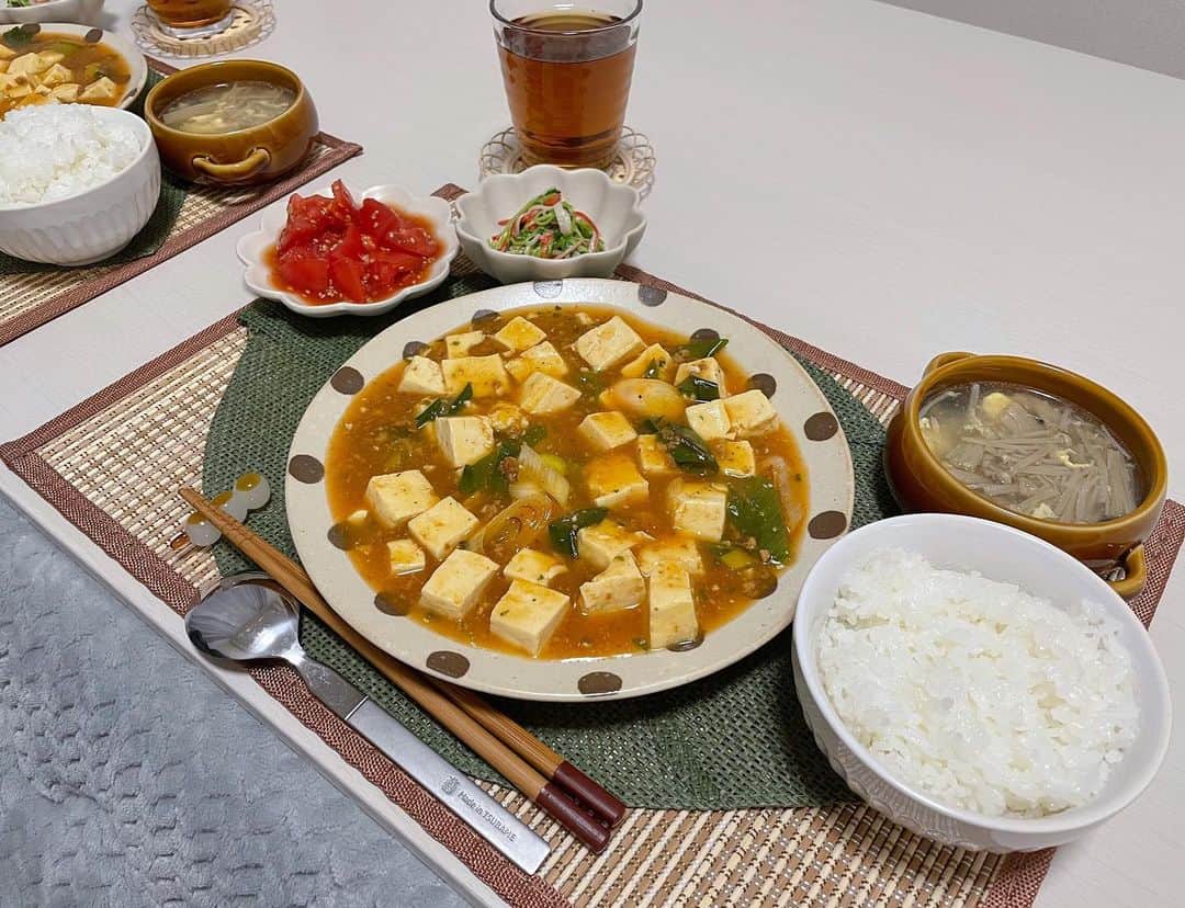 AMIのインスタグラム：「🍚 . 晩ごはん記録…🌼 . メニュー ・麻婆豆腐 ・トマトの中華和え ・豆苗カニカママヨポン ・きのこと卵のスープ . #晩ごはん記録」