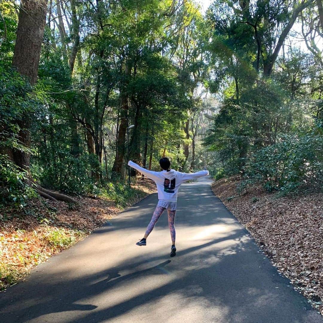 リサ のインスタグラム：「今日で32歳になりましたー！ デビューした年齢から、 14年だよって言われておったまげた〜〜🥲💘 アイドルじゃなくなっても、応援していただいて、 皆さまいつもありがとうございます。 今年も健康に暮らせますように🌞 もっぱら最近の趣味は朝の森を散歩することです🌳」