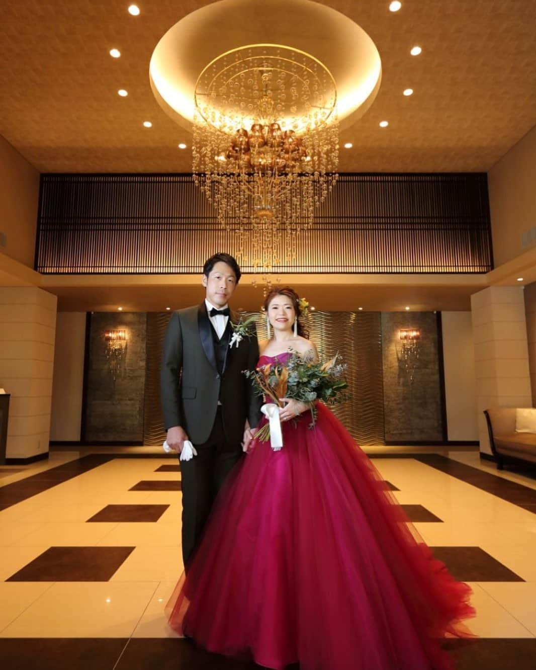 八雲迎賓館 【結婚式 パーティ 記念日 人生儀礼】福井さんのインスタグラム写真 - (八雲迎賓館 【結婚式 パーティ 記念日 人生儀礼】福井Instagram)「. .  八雲迎賓館のエントランスにて…✨  雲をイメージした優しい印象のシャンデリアの下でゴージャスな一枚を…✨✨  #anniversary #カラードレス #ブーケ #前撮り #前撮りレポ #結婚式レポ #前撮りポーズ #前撮り指示書 #ファーストミート #八雲迎賓館 #結婚式レポ #八雲の卒花さん #福井結婚式#結婚式 #福井結婚式場 #新郎新婦 #夫婦  #おしゃれ花嫁 #全国のプレ花嫁さんと繋がりたい #日本中のプレ花嫁さんと繋がりたい #卒花#北陸花嫁 #ウェディングレポ #ウェディングプランナー  @modecollectionmiwa @photo_linx @yakumogeihinkan」2月8日 16時53分 - yakumogeihinkan