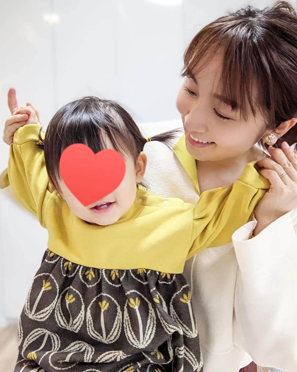 小野恵美のインスタグラム：「イエローリンクコーデ🍋🌿 日中の暖かさは春らしい日も増えてきましたね🌼  ユニクロ @uniqlo_ginza の #ミラノリブvネックカーディガン  袖口が大きめでゆるっと着られてスカートが多い私にはショート丈なのも良き💛 #ユニクロ #ユニクロコーデ #ママ #ママコーデ #リンクコーデ #イエロー #黄色 #uniqlo #プチプラコーデ #1歳 #女の子ママ #女の子ベビー」