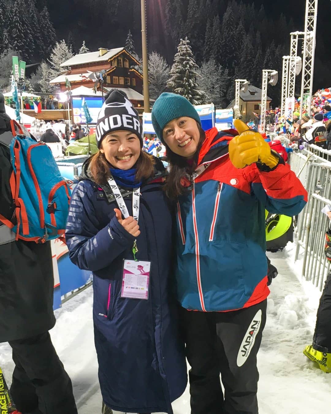 清澤恵美子のインスタグラム：「昨日のW杯で竹内智香選手が3位表彰台に立ちました‼️ 37歳での表彰台は凄い記録です！！  竹内選手は2018年の平昌五輪後にレースから離れておりましたが、今シーズンから復帰！！ 2年のブランクがあるため後ろからのスタートでしたが持ち前のポジティブな滑りで徐々にスタート順を上げて昨日は3位になりました！！ 競技復帰にあたり女性として様々な悩みを抱えながらも選択と決断を繰り返して今の場所に自分の足で立っている姿が本当に尊敬しかありません！！！  いつか智香ちゃんの試合を生でみたいな！！私のレースには2回も来てくれたのに私はまだ行けてない😭　写真は2016のオーストリアのフラっハウでW杯のレースに応援に来てくれた写真！ 私は31番だった😅😂私が滑っている時に場内で智香ちゃんがアナウンスで紹介されていたよね^ ^ 懐かしい😄 おめでとう！！！！！！ #竹内智香　#人生で影響を与えてくれた人　#湧駒荘」