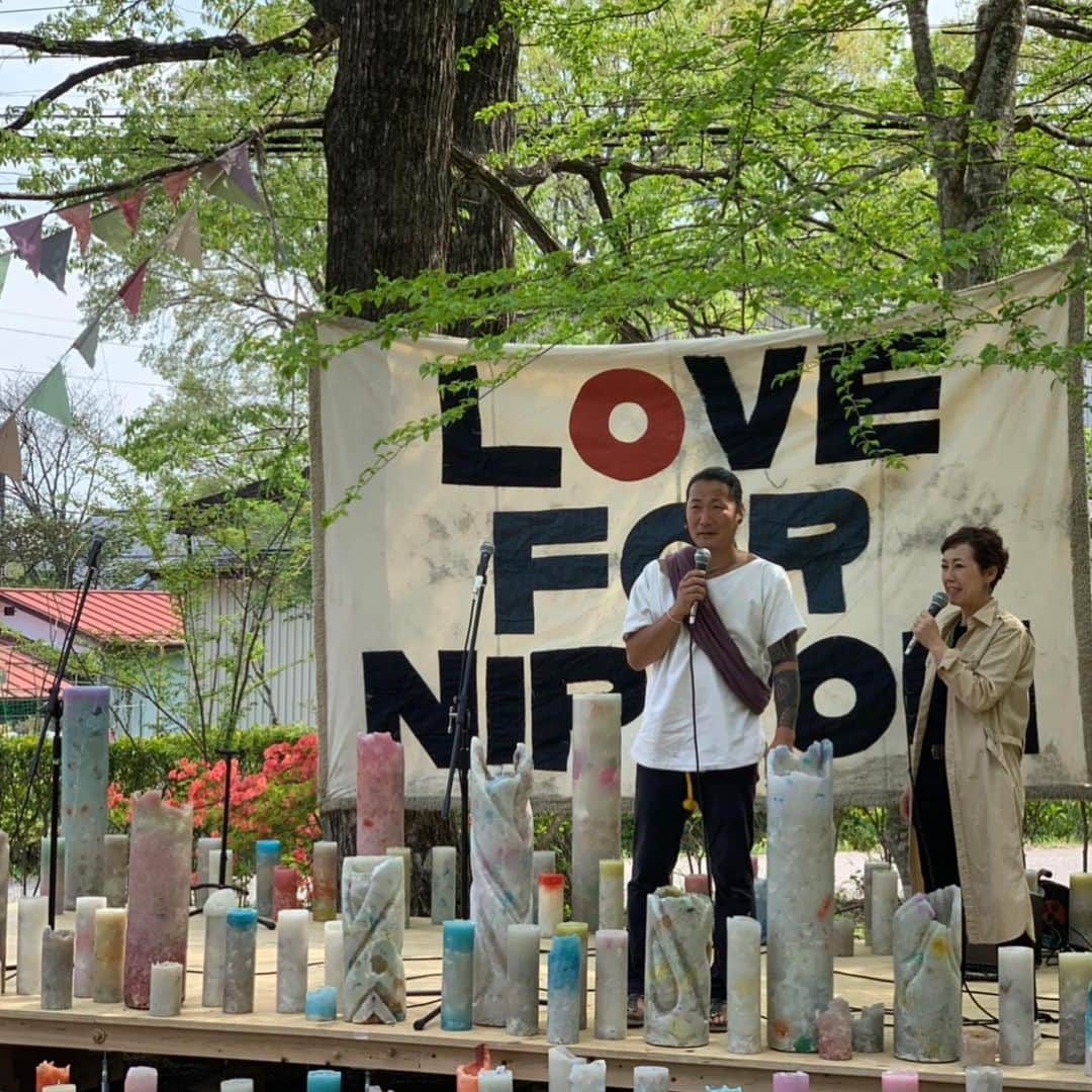 クリス智子さんのインスタグラム写真 - (クリス智子Instagram)「<そろそろ至急なお願い> Candle Juneさん率いる　LOVE FOR NIPPON の活動は、本当に凄いです。東日本大震災が起こってから、月命日の11日には福島へ。  @candle_june  @lovefornippon   今年はあれから10年と言う節目になります。コロナのこともあって、目の前のことで翻弄されがちな今ですが、東日本大震災のことも、まだまだ続いている大事な心配事。  普段は、様々な音楽イベントなどでの収益でこの活動の経費にしていらっしゃるのですが、昨年はイベントも本当になかったわけです。そもそもが、それを基本にずっと活動していらっしゃいます。  あと3日です。目標金額まで、現時点であと7%。 これが達成されないと、一円も受け取ることができないと言うことになります。  ぜひ気持ちを共に、311を迎えませんか？  よろしくお願いします。  そして、 Candle Juneさん、明後日水曜日は番組ゲストです。 @good_813jwave   　 LOVE FOR NIPPON / クラウドファンディング  で検索できます。 READY FOR のサイトにて。  （ここからリンクを貼れずにごめんなさい🙏）  よろしくお願いします。」2月8日 17時06分 - chris_tomoko