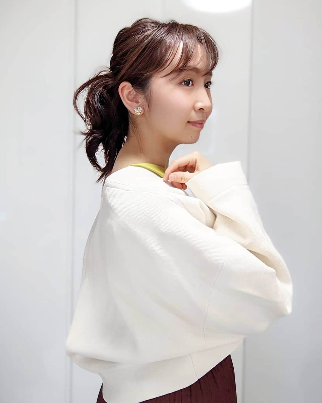 小野恵美のインスタグラム：「🍋🌿 日中の暖かさは春らしい日も増えてきましたね🌼  ユニクロ @uniqlo_ginza の #ミラノリブvネックカーディガン  袖口が大きめでゆるっと着られて、スカートが多い私にはショート丈なのも良き💛 #ユニクロ #ユニクロコーデ #ママ #ママコーデ #リンクコーデ #イエロー #黄色 #uniqlo #プチプラコーデ #1歳 #女の子ママ #女の子ベビー」