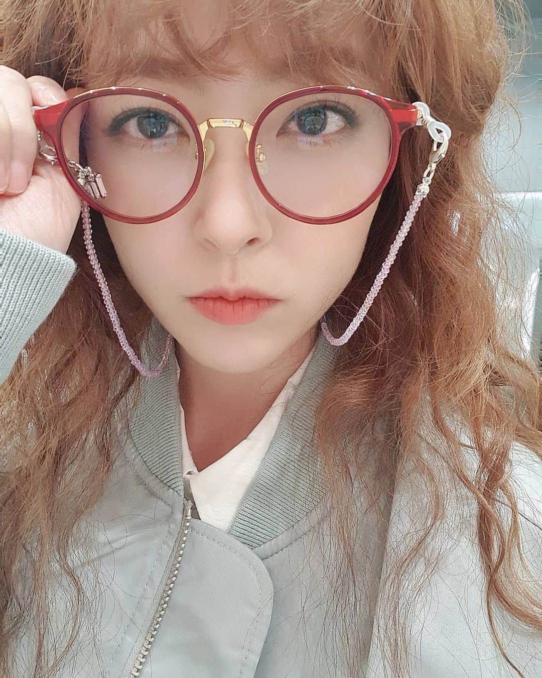 シム・ウンジンのインスタグラム：「안녕하십니까. 팩트체크 변정희 기자입니다만.  #kbs드라마 #이미테이션   촬영도 어느덧 다 끝나간다.  #오늘막촬아님」