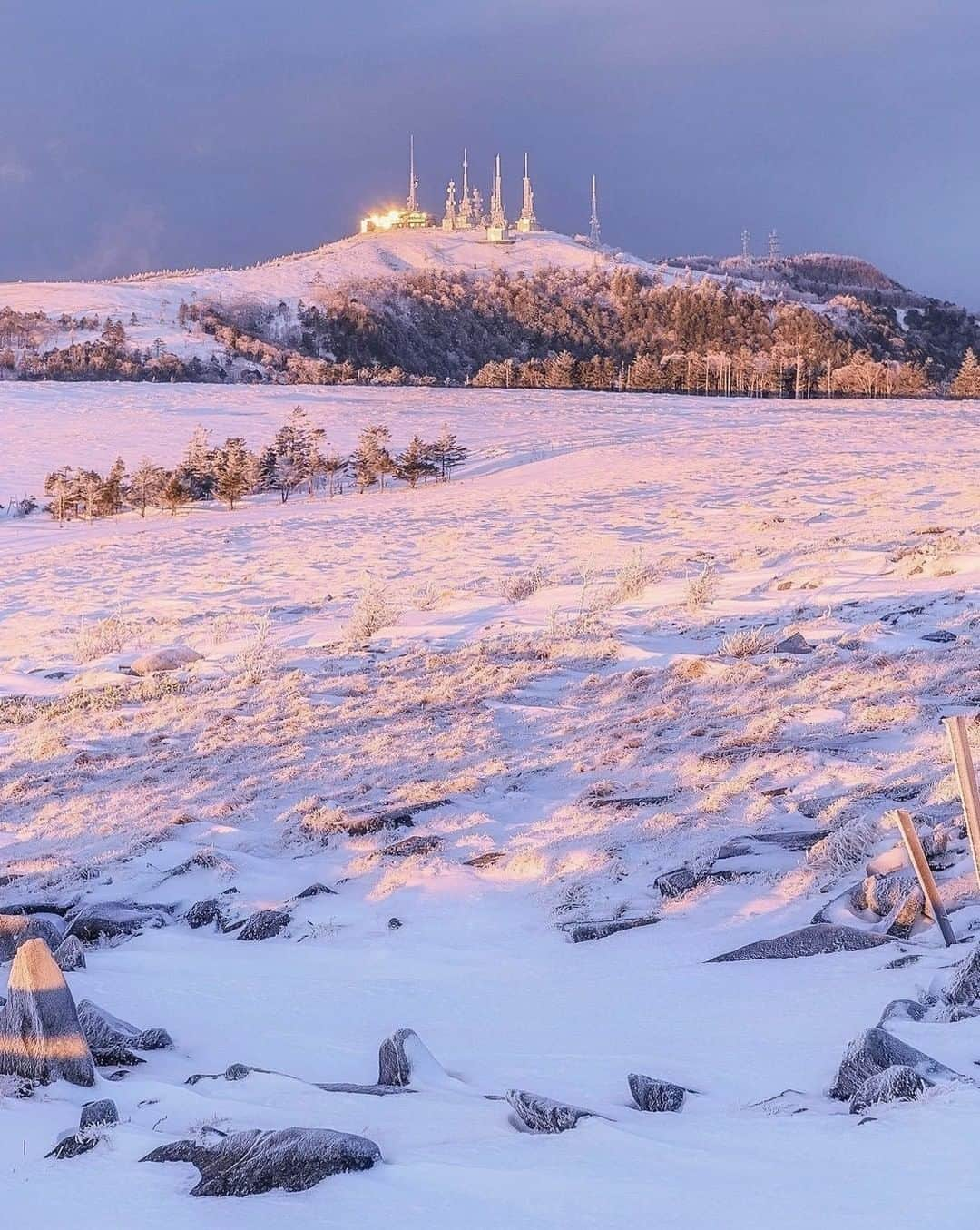 ?長野県 観光 公式インスタグラム さんのインスタグラム写真 - (?長野県 観光 公式インスタグラム Instagram)「// Photo by @susu.kou ﻿ Utsukushigahara Ougatou (Matsumoto City, Ueda City, Nagawa Town)  Ougatou is the tallest area of Utsukushigahara Kogen at an altitude of 2,034 meters high.   From this relatively flat plateau, you can see uninterrupted views extending out in all directions.   In the distance, radio towers glow in the light and look like towers of heavenly castle.   *The Venus Line, which leads to Utsukushigahara, is completely closed for winter, so use the Prefectural Utsukushigahara Wada route if you plan to drive there. The roads may have accumulated snow or ice, so use studless tires and/or tire chains when visiting.  *Please do not park your vehicle in or enter non-designated areas.   ＝＝＝＝＝＝＝＝＝﻿ ﻿ 天空の楽園 「美ヶ原高原 王ヶ頭」 ＠松本市、上田市、長和町  標高2034mの 美ヶ原高原最高峰「王ヶ頭」⛰  平坦な地形で 360度の展望が広がります✨  立ち並ぶ各種電波塔が 遠くから見るとお城のようにも見え まるで天空の楽園のような景色です🍃  ＊） 美ヶ原高原へ向かうビーナスラインは全面通行止めとなっておりますので、県道美ヶ原和田線を使用してください。 美ヶ原高原へ向かう道路は積雪や凍結しています。スタッドレスタイヤを装着し、タイヤチェーンを携行してください。 ＊） 決められた場所以外での駐車や立ち入りはご遠慮ください。  ＿＿＿＿＿＿＿＿＿　﻿ ﻿ Location / Matsumoto City, Ueda City, Nagawa Town, Nagano , Japan ﻿ ﻿ #おうちでながの﻿ #長野のいいところ ﻿ #美ヶ原高原 #松本市 #上田市 #長和町 ＿＿＿＿＿＿＿＿＿ ﻿ ﻿ 📸インスタアワード作品募集中⛄️  #長野の車窓から #長野の雪遊び 撮影場所(長野県内に限ります)  をキャプションに入れて 応募期間（12/28～2/28﻿）に投稿してください。 優秀作品に選ばれると 長野県特産品セットをプレゼント🎁  詳しくはプロフィールのリンクからご覧ください﻿。」2月8日 17時00分 - nagano_japan