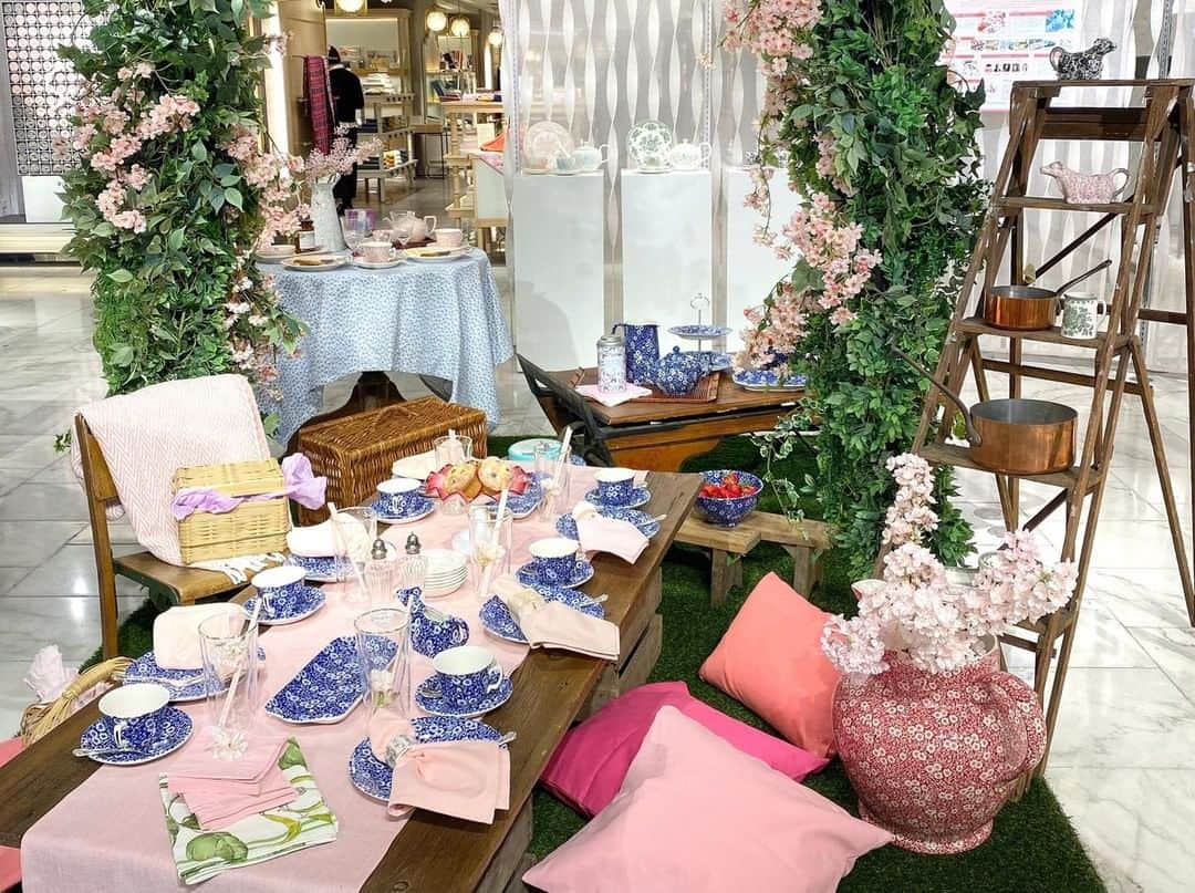 ISETAN PARK netさんのインスタグラム写真 - (ISETAN PARK netInstagram)「テーブルウェアも春はじめ🌸 大切な人とおうちで過ごすため、生活に欠かせないテーブル。 毎日の食卓を彩る空間が華やかだと気分も上がりますよね！  今年はオンラインで開催されている日本最大級の“器の祭典”「テーブルウェア・フェスティバル」が本館5階に出展中。 ここでしか見られない、春を感じるテーブルセッティングウェアの数々をご紹介しています。 セッティングの参考にしたり、新しい食器との出会いを楽しんだり、もっとおうちごはんが好きになりそう🏡♡  ISETAN TABLEWARE FAIR〜春の心あふれるおもてなし〜 ■開催中～2月18日(木) ■本館5階 キッチンダイニング/センターパーク ザ・ステージ＃5/プロモーション  詳しくは @isetan_shinjuku ストーリー「POP UP」またはこちら▼ https://www.mistore.jp/shopping/feature/living_art_f3/isetantablewarefair_l.html  @life_design_istanshinjuku #tablewarefestival #tablewarefestival2021 #tablewarefestivalonline #ISETANTABLEWAREFAIR #テーブルウェア #テーブルウェアフェスティバル #テーブルウェアフェスティバル2021 #伊勢丹イセタンテーブルウェア #伊勢丹テーブルウェア #器の祭典 #日本最大級 #伊勢丹ポップアップ #isetan #isetanshinjuku #イセタン #伊勢丹 #伊勢丹新宿 #伊勢丹新宿店 #life_design_isetanshinjuku」2月8日 17時00分 - isetan_shinjuku