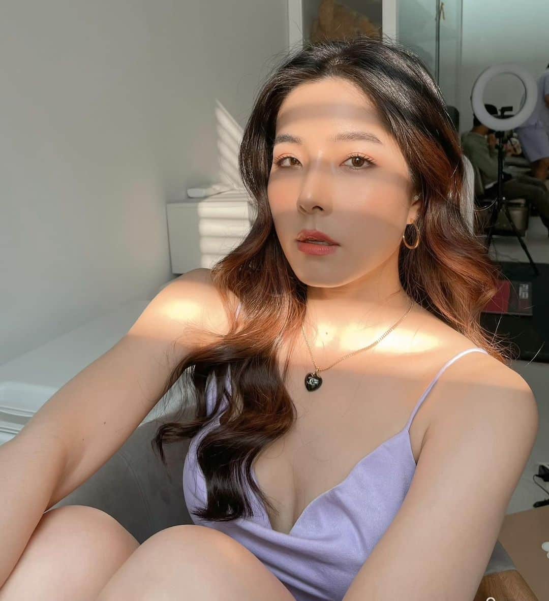 GYEON SEOのインスタグラム：「_* lavender kinda day 💜 . . @yalemakeup_st  @ballnehair」