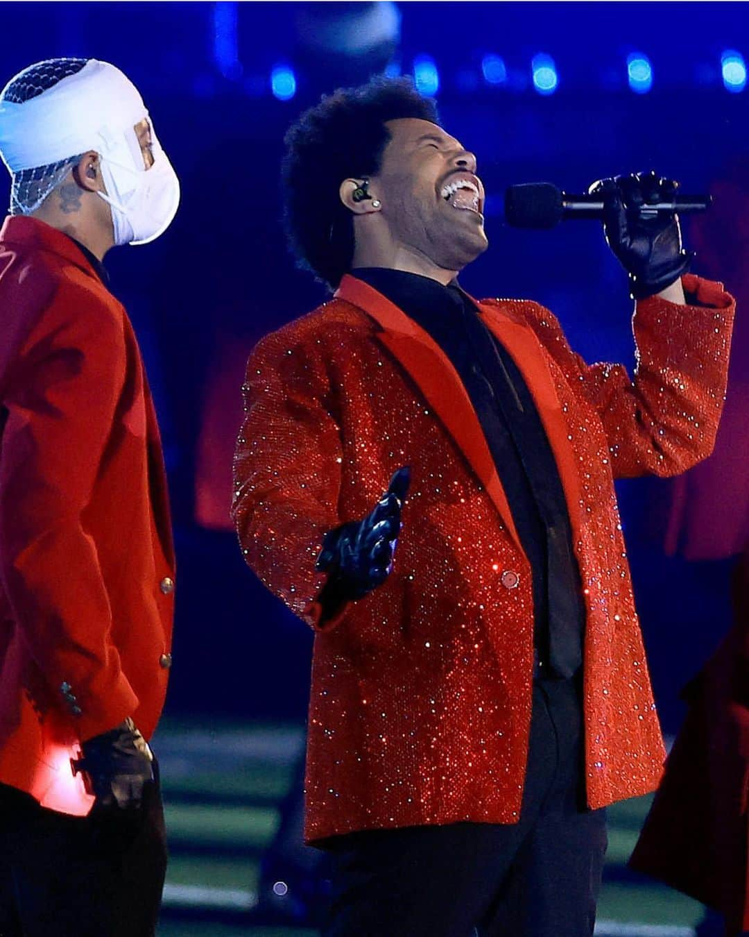 アンナ・デッロ・ルッソさんのインスタグラム写真 - (アンナ・デッロ・ルッソInstagram)「Last night #superbowl2021 halftime show: @theweeknd performance 🔥🔥🔥 ❤️❤️❤️ and @tombrady at age 43 winning Superbowl number 7 @buccaneers 👏👏👏 congratulations @gisele 💓💓💓 2月7日(アメリカ時間)に開催されたスーパーボウルのハーフタイムショーにて、ザ・ウィークエンドがパフォーマンスを行った。代表曲の「スターボーイ」や「ブラインディングライツ」などを熱唱。ジバンシィのよるコスチュームを纏い、大勢のバックダンサーと共に、フィールドを盛り上げた。#theweeknd #superbowl #repost @voguejapan  Photos: Getty Images」2月8日 17時07分 - annadellorusso