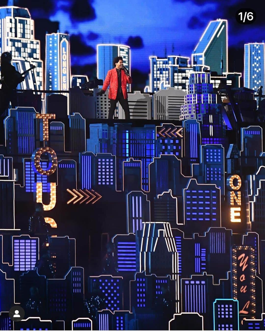 アンナ・デッロ・ルッソのインスタグラム：「Last night #superbowl2021 halftime show: @theweeknd performance 🔥🔥🔥 ❤️❤️❤️ and @tombrady at age 43 winning Superbowl number 7 @buccaneers 👏👏👏 congratulations @gisele 💓💓💓 2月7日(アメリカ時間)に開催されたスーパーボウルのハーフタイムショーにて、ザ・ウィークエンドがパフォーマンスを行った。代表曲の「スターボーイ」や「ブラインディングライツ」などを熱唱。ジバンシィのよるコスチュームを纏い、大勢のバックダンサーと共に、フィールドを盛り上げた。#theweeknd #superbowl #repost @voguejapan  Photos: Getty Images」