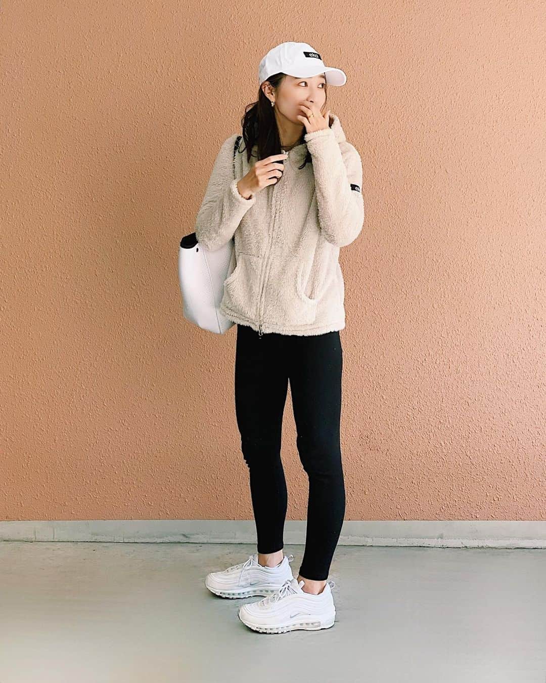 鈴木優美 のインスタグラム：「昨日は質問箱ありがとうございました❤︎ 少しですがトレーニングのお話が出てきて嬉しかったです😊 産後ダイエット系のお話もざっくりな回答になってしまっていたので、ちゃんと内容を伝えられるようにしていきたくて色々模索中です！ 今月中にご報告をしたいと思っていることがあるので、、✨ 少しでも皆様のお役に立てますように！ . そんな先日の #ジムコーデ ❤︎ bore hoodie&cap @ekalosangelesjapan #eka #エカ  leggings @uniqlo_jp #uniqlo #ユニクロ  sneaker @nike #nike #ナイキ  bag @willowbayaustralia #willowbay #ウィローベイ  . . #clubhouse もお友達と少しずつ挑戦してみようと思います♪ . . . . . #インスタグラム #質問箱 #ありがとうございました #産後ダイエット #2児ママ #ダイエット仲間募集 #くびれ #筋トレ女子 #ダイエット方法 #トレーニング #トレーニング女子 #トレーニングウェア #スポーツウェア #カジュアルコーデ #スニーカーコーデ #スニーカー女子」