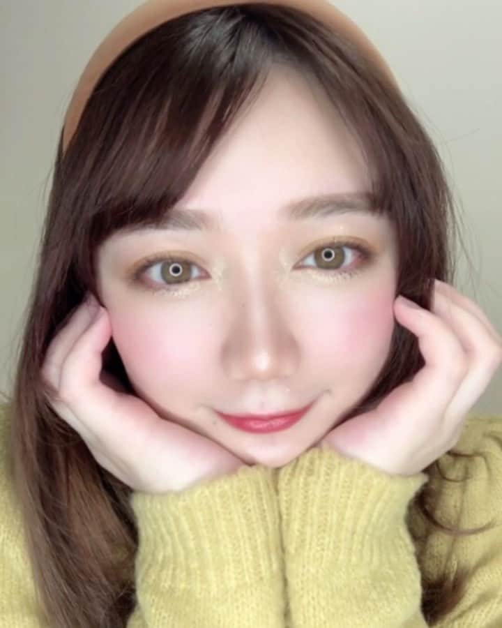 小澤しぇいんのインスタグラム：「イエロー&オレンジメイク💛🧡 今日のファッションに合わせてカラーを合わせました！  ひと塗りで密着 濡れツヤシャドウ LB ギャラクシーシャドウ全12色を　@lb_ladybird さんからプレゼントで頂きました。 単色タイプのパウダーアイシャドウ  カラー毎に違うプレスデザインが可愛い。 私は🐱と🍒のデザインがお気に入りです♡  クリームとパウダーが一体化したようなテクスチャで発色が良くて目に馴染むからラメ落ちとヨレを防ぐ  普段使いとかに良いパールカラーとラメがすごくキラキラしてるスパークルカラーの2種類です。 動画見てみてね！  #lb#lbtokyo#makeup#make#cosme#cosmetics#lbコスメ#ギャラクシーシャドウ#pr#ラメシャドウ#コスメ#メイク#プチプラコスメ#メイク動画#おざこす」