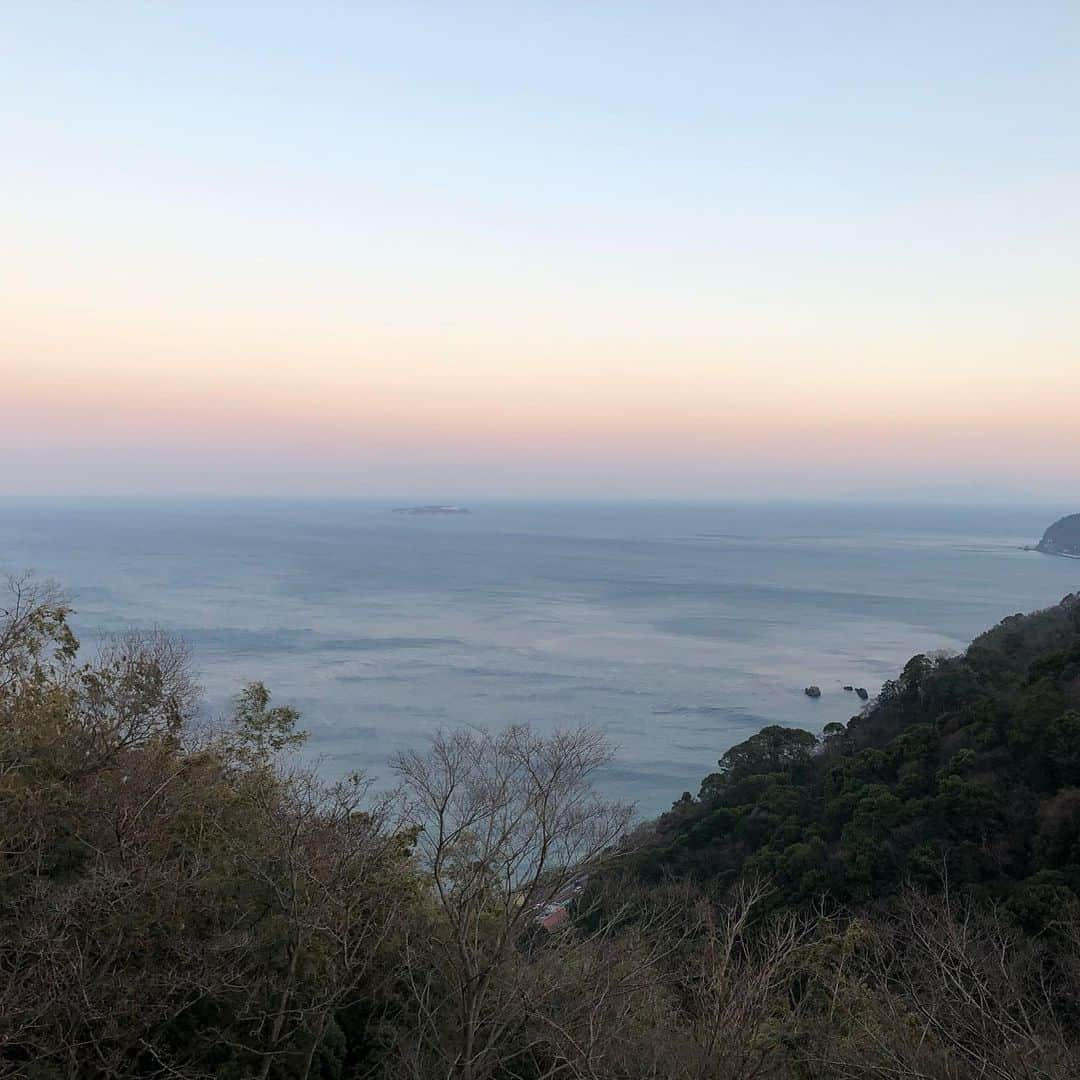 熱海市のインスタグラム：「『水平』という言葉が実感出来る景色です☀️  #わたしの熱海  #熱海の夕刻  #水平線」