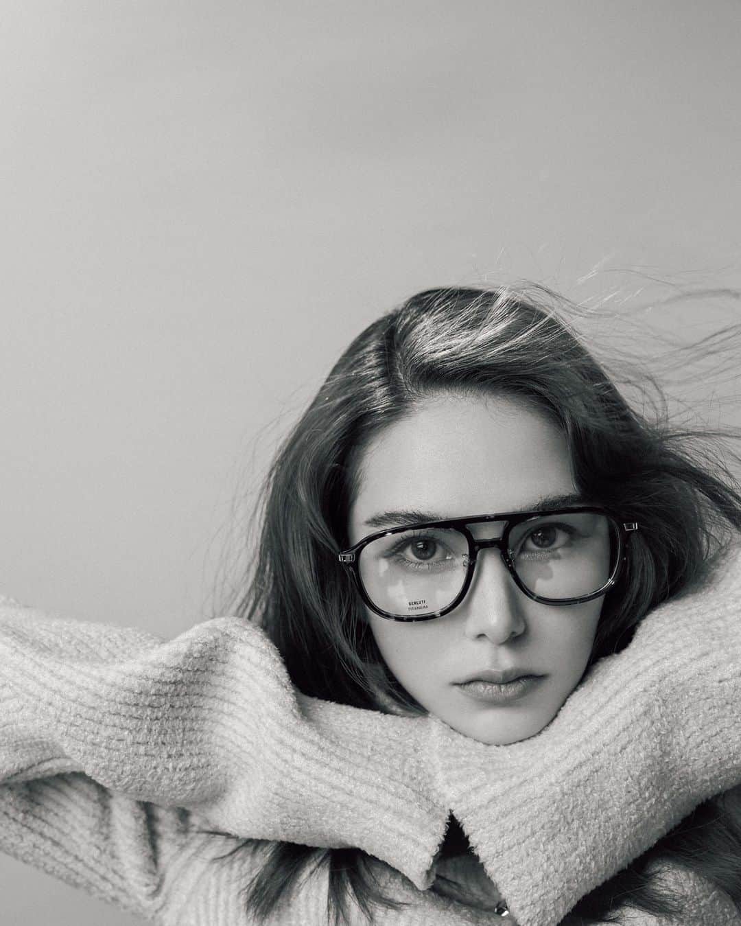 ハンナ・クインリヴァンのインスタグラム：「"Sometimes, all you need is a new perspective."   Check more out on @eyemagofficial   #叱咤風雲還在熱映中唷」