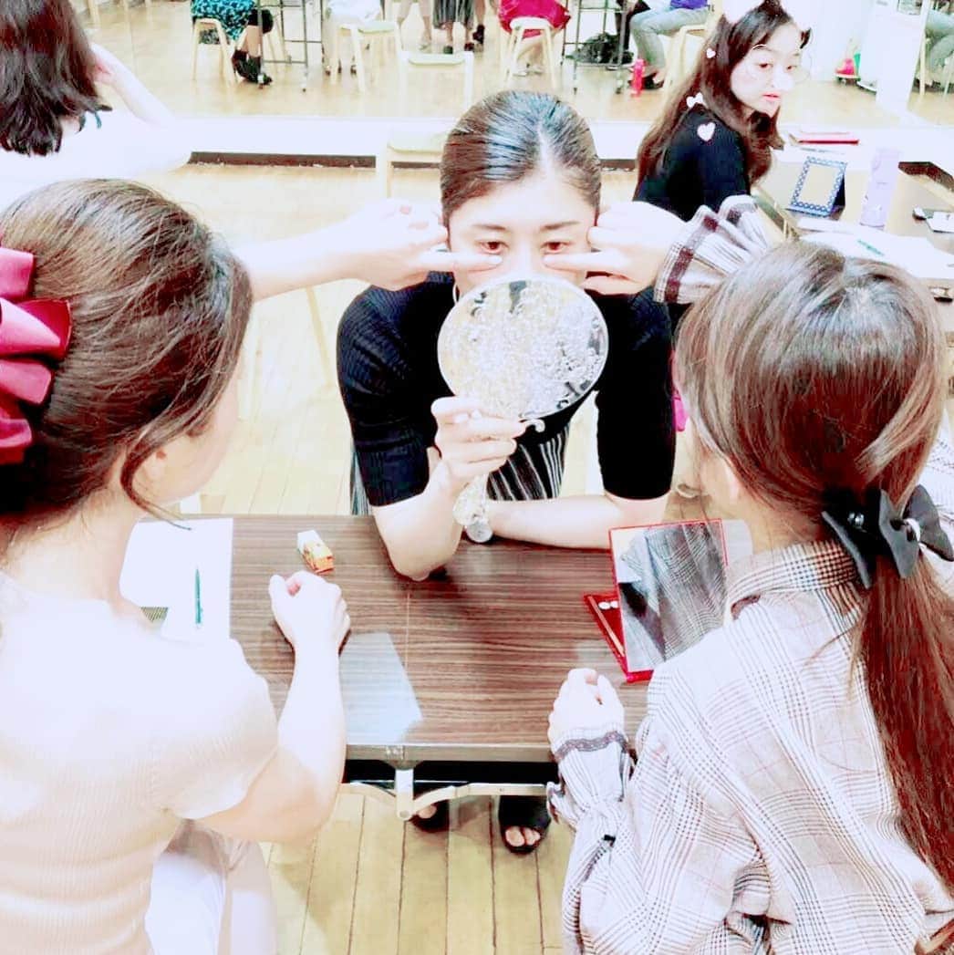 間々田佳子のインスタグラム：「顔に触るからこそ分かる 表情筋の使い方  意外と私の顔は柔らかい  使うときだけ キュッと引き上がる  ただた鍛えてもダメ  バランスと繊細さが必要顔に触るからこそ分かる 表情筋の使い方  意外と私の顔は柔らかい  使うときだけ キュッと引き締まる  ただただ鍛えてもダメ  バランスと繊細さが必要  コロナ前の懐かしい写真 早く皆さんと会いたいです！  #間々田佳子 #コアフェイストレーニング #顔の筋トレ #軸大事」