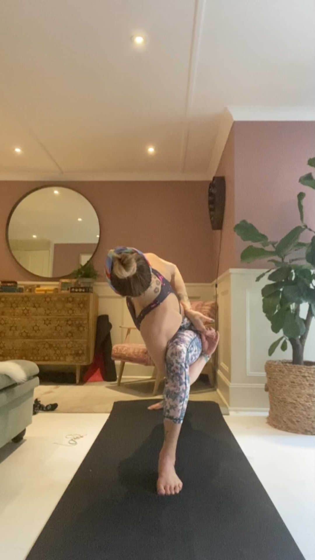 ファーン・コットンのインスタグラム：「The bird of paradise is one of my favourite poses. With age and perhaps post having kids my hips wake up achey, so anything that helps the creak is 👌🏼 I’ve been practising yoga for about 10 years now and have learned lots from brilliant teachers like @zephyrwildman who really opened my eyes up to the physical and mental release available.  There are still loads of poses I can not master (like handstands with out support) but I’m so passed caring about all that. Rather than looking to complete a sequence or pose that looks complicated and technical I’m much more about tuning into what the move feels like.  The bird of paradise feels good because it’s about strength, balance and flexibility which seem like good qualities to cultivate in life in general. The strength to deal with challenges, the balance to help find equilibrium and the flexibility to change path when needed♥️」