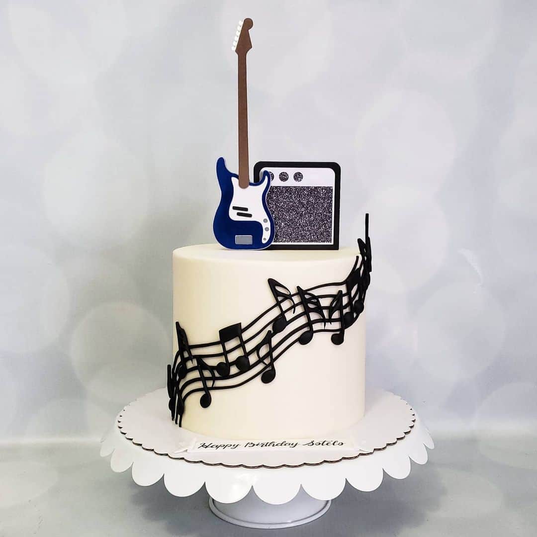Honey Bee Cakesのインスタグラム：「Guitar Cake Topper by @_paperprettiesbyili_」