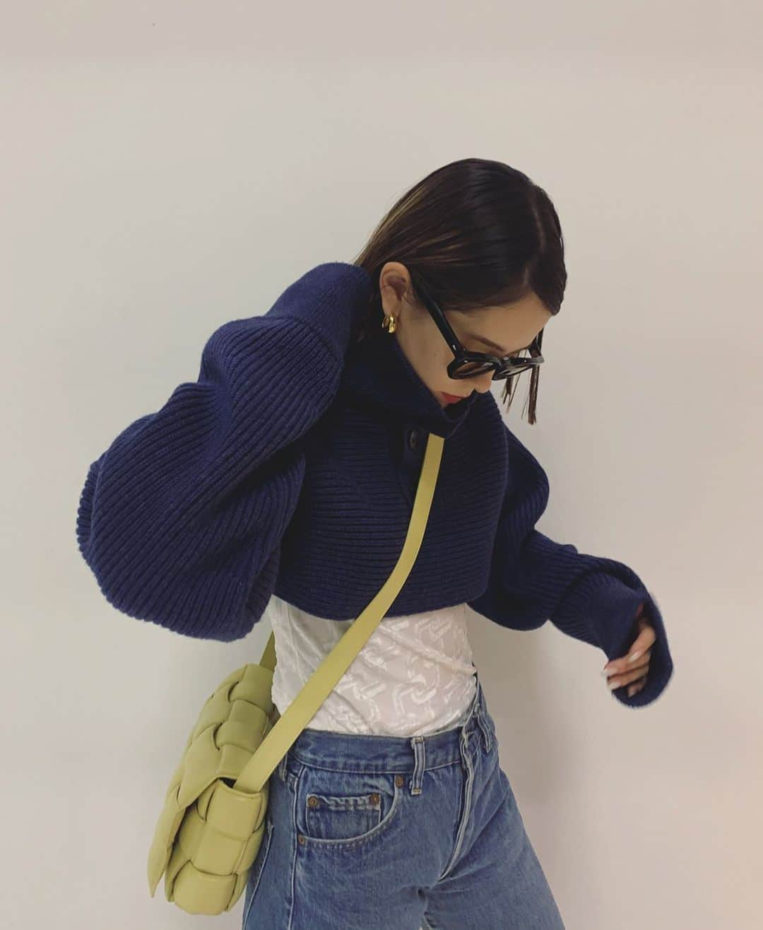 emmaさんのインスタグラム写真 - (emmaInstagram)「💋  knit : @fumika_uchida  tops : @fumika_uchida  bottoms : @levis_japan  bag : @newbottega  glasses : @effector.eyewear」2月8日 17時26分 - okss2121