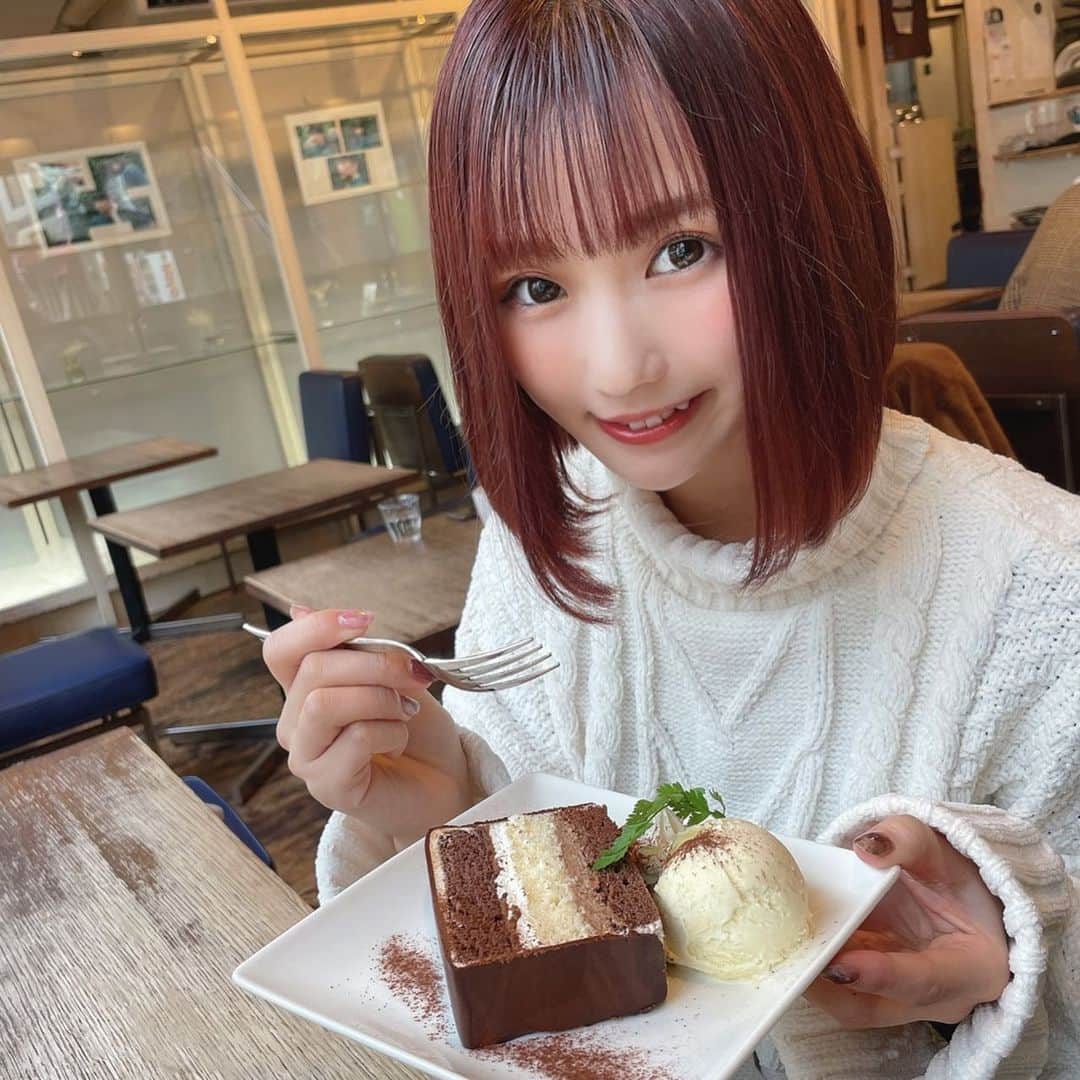 小林智絵さんのインスタグラム写真 - (小林智絵Instagram)「. . . . . 🍫🍫🍫 . . . . . #cafepause #cafe #lunch #teatime #japan #tokyo #ikebukuro #pimms #idol #kawaii #cute #chocolatecake #chocolate #valentine #日本 #東京 #池袋 #池袋カフェ #池袋ランチ #池袋グルメ #カフェ #カフェ巡り #チョコレート #チョコレートケーキ #バレンタイン #ボブ #ボブヘアアレンジ #白ニット」2月8日 17時27分 - kobayashichie_1012