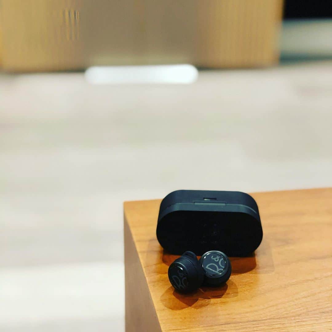 西岡剛のインスタグラム：「スポーツする方におすすめのイヤホンです。 音も機能も良い👍 BANG&OLUFSEN E８　SPORT  #西岡剛 #bangolufsen  #e8sport」