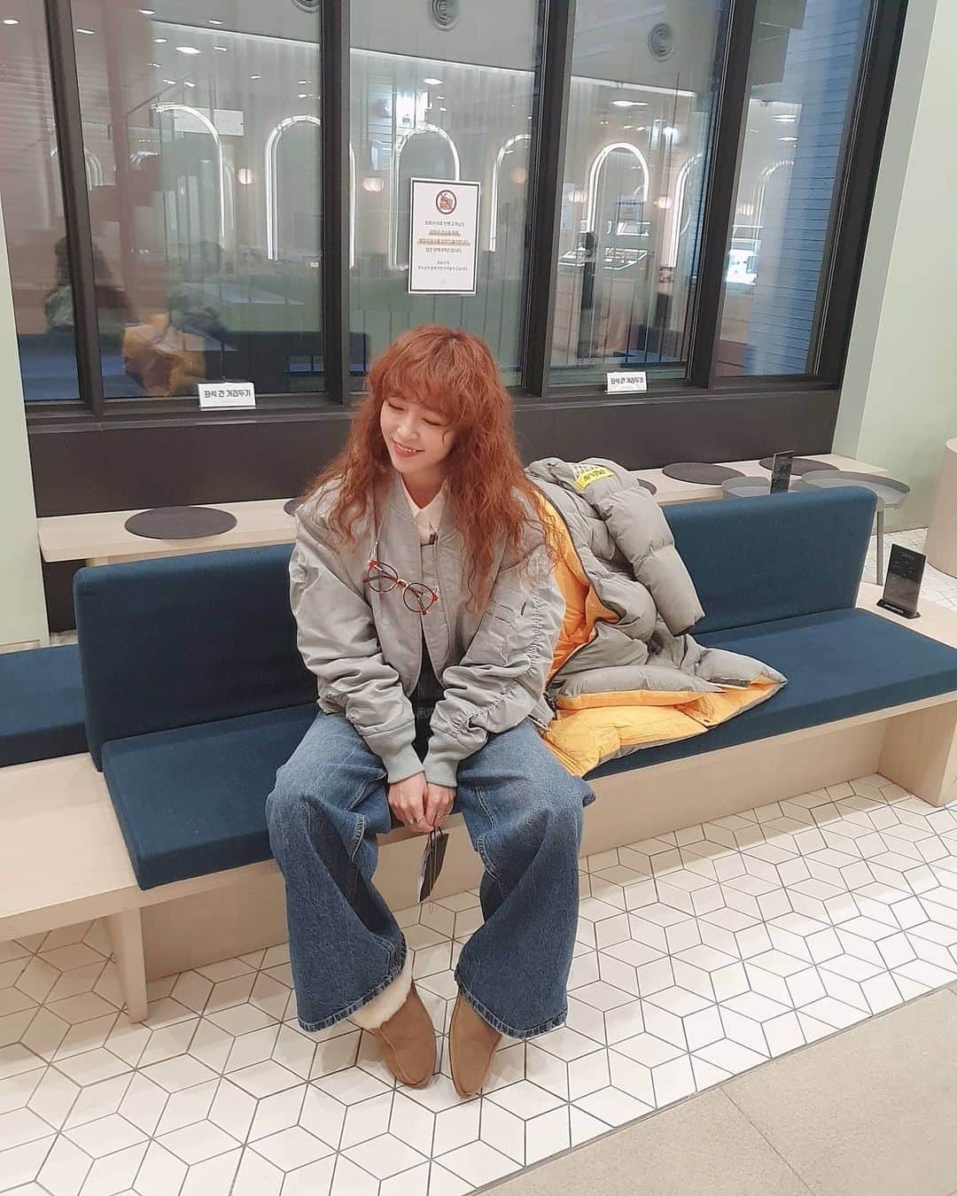 シム・ウンジンのインスタグラム：「우리 이뿌니 스타일리스트 소현이가 찍어준 사진. 매번 나가기 바빠서 그랬는지,샵에서 사진은 오랜만이넹~^^ #정샘물웨스트  헤어- 민아 부원장님 메이크업 - 정숙 실장님」