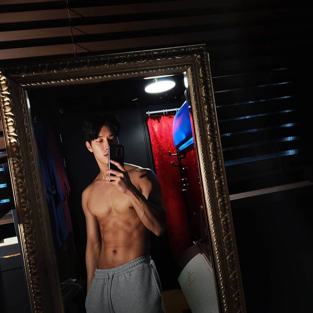 Lee Si-gangのインスタグラム：「촬영끝❣잘쉬고 다시 시작해보자💪💪  撮影終わり。ゆっくり休んでまた頑張ろう。💪💪」