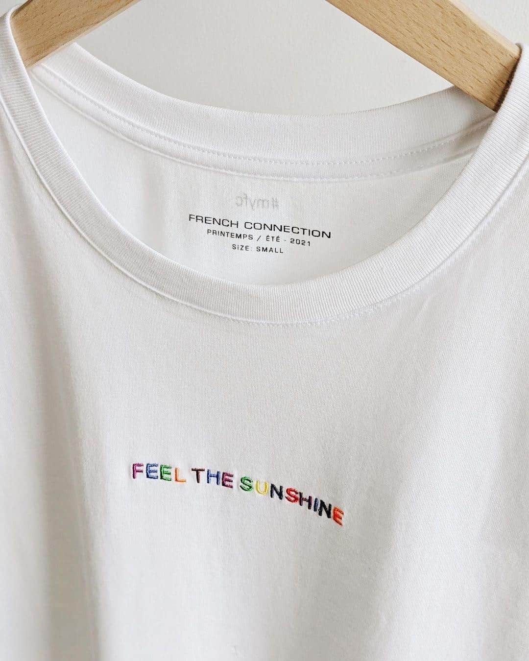 フレンチコネクションのインスタグラム：「On Monday's agenda: Mood-boosting slogan tees🌈(📷: @frenchconnectionus).  #FrenchConnection #MyFC」