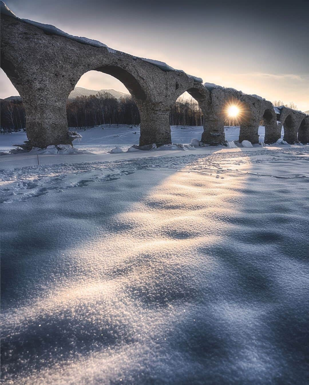 JALさんのインスタグラム写真 - (JALInstagram)「. Taushubetsu Bridge in wintry Hokkaido glistens in the snow. #togetherthisfebruary  冬の #タウシュベツ川橋梁 🌉 雪景色にのびる優しい光に癒やされます❄️ . . Photo by @kikuo_f_photography Post your memories with #FlyJAL  #JapanAirlines #japan #hokkaido #japan_night_view」2月8日 17時30分 - japanairlines_jal