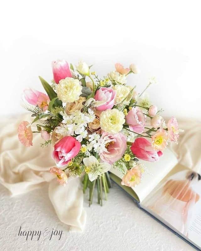 東京堂アーティフィシャルフラワーMAGIQのインスタグラム：「・ 【MAGIQ】Spring Gift🎁フォトコンテスト ・ 💫💫💫💫💫💫💫💫💫💫💫💫💫💫💫💫 ・ 👑【入賞】発表❗️ 👑 ✳️💫 Congratulations 🏆💫✳️ 🎊 おめでとうございます！ 🎉🎊 ・ Photo by @happy__and__joy 👏👏👏 ・ 💫💫💫💫💫💫💫💫💫💫💫💫💫💫💫💫 ・ フォトコンテストへの投稿ありがとうございます🙇 ・ 素敵な写真を共有させて頂きます♪ ・ これからも @magiq.jp を宜しくお願いいたします。 ・ 🔸🔸🔸🔸🔸🔸🔸🔸🔸🔸🔸🔸🔸🔸🔸🔸 ・ 【Spring Giftフォトコンテストへご参加の皆様】 フォトコンテストへのご参加ありがとうございました🙇‍♂️ ・ 次回のご参加もぜひ宜しくお願いします🙇‍♀️ ・ #MAGIQ #MAGIQのある暮らし #TOKYODO #東京堂 #アーティフィシャルフラワー #アーティフィシャル #アートフラワー #造花  #フェイクフラワー  #花 #花のある暮らし #花のある生活 #花好きな人と繋がりたい #花を飾る #インテリア #インテリアフラワー  #フラワーデザイン #フラワーアレンジメント #フラワーアレンジ #アレンジメント #フォトコンテスト #フォトコン #artificialflower  #flowerofinstagram #flowersoninstagram #花藝 #꽃스타그램 #조화」