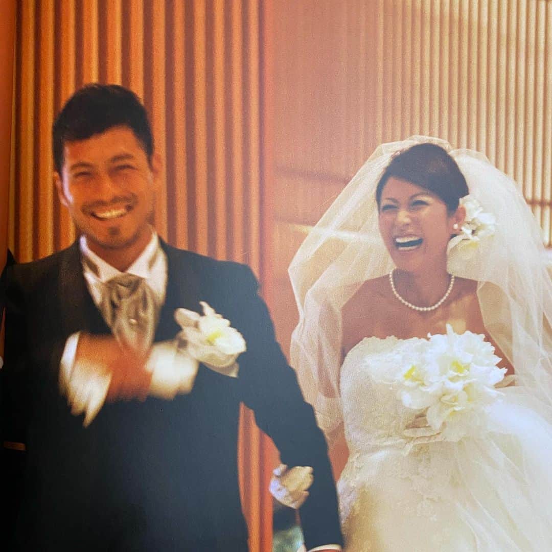 畑野ひろ子のインスタグラム：「昨日は、12回目の結婚記念日🌹 お花のお土産が、凄く嬉しかった😌  毎年思い出も増えていき、記念日に見返すアルバムも貴重な時間です。  新婚旅行帰りで、2人ともこんがりと日焼けしてます😂」