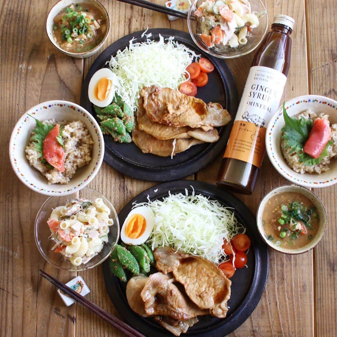 Atsukoのインスタグラム：「今日のランチ  生姜焼き スナップエンドウの胡麻和え マカロニサラダ 豚汁  今日のメインは生姜焼き。 乳酸ジンジャーでタレをつくってます。 乳酸ジンジャーと醤油を1:3で合わせてタレに。 もともと生姜がはいっているので、お手軽簡単に作れました❤ こちらのシロップ、乳酸菌5000億個と水溶性繊維入りなので腸内環境を整えてくれるだけでなく、生姜効果で体温の上昇も期待できます。 体温が1度下がると免疫力は30%上がるらしいので、このご時世にもピッタリ✨✨ 気になるお味は黒糖蜜の甘みと柚子果汁の酸味で甘すぎずさっぱりと！ 今回はお料理につかいましたが、炭酸で割ったりホットミルクで割ってもおいしく頂けます！  気になる方は是非😋✨  #PR#乳酸ジンジャー @nyusanginger」