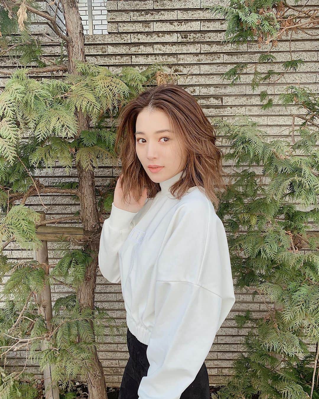 浪花ほのかのインスタグラム：「今日の私服です♡♡ タグしておきます！！！！  今日のトップスも @tiare_closet ！！ このトレーナーはよく見ると、同色で刺繍が入っててシンプルになんでも合わせれるのでお気に入りです🤫 前回販売しててすごく人気でした！！ あと数枚しか残ってないのでお早めにです🐶🐶」