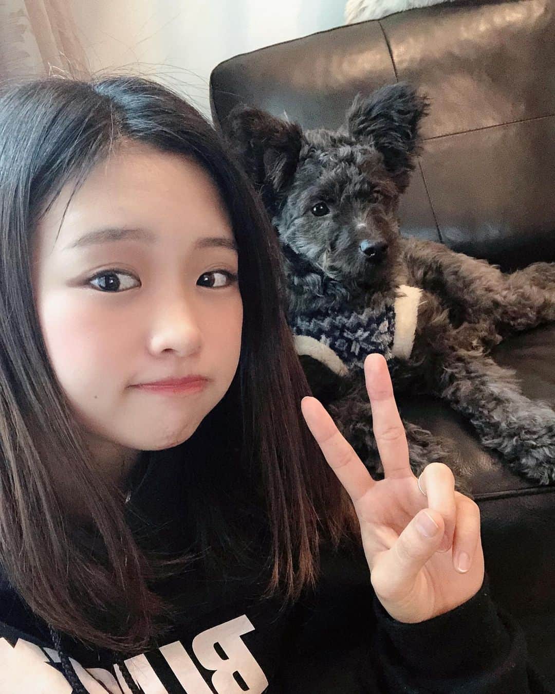 石井美音奈のインスタグラム：「ノアは名前呼ぶと見てくれるの❤️ 最近ずっと美音奈の膝の上にくるの😌  愛されてるわ〜私”chu💋”」