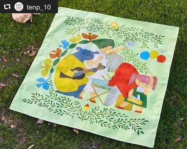 岩崎愛のインスタグラム：「[大樹のうたハンカチ通販🕊🌳] . 昨年12月「歌と絵の夜。」の開催を記念して作っていただいた『大樹のうた』のハンカチが、十布さんのオンラインショップで販売されることになりました👏 . まるで原画を持ち歩いているかのように綺麗にハンカチに描かれています✨ この絵を元に曲が生まれました🎸 . 十布さんで販売されている福田さんデザインのハンカチは私もいくつか持っていますが、綿100%でとても吸水性が良くて、普段からバリバリに使っております🤤 . 詳しくは十布さん(@tenp_10 )のアカウントへGO🏃‍♀️🏃‍♂️💨 . #岩崎愛  #福田利之  #十布」