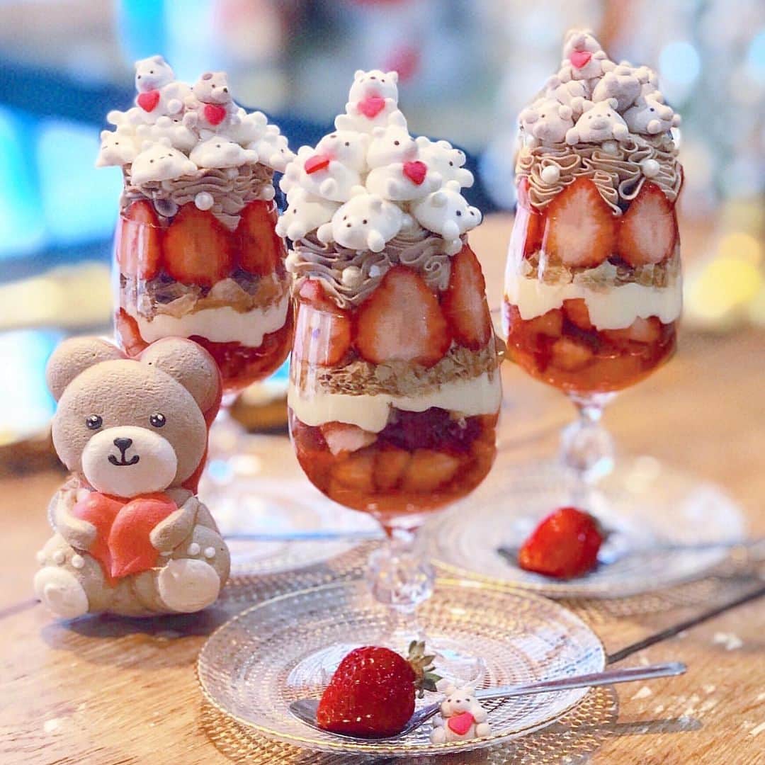 RETRIP<リトリップ>グルメのインスタグラム：「【RETRIP×大阪】 こちらは大阪にある「JTRRD cafe(ジェイティードカフェ)」です。バレンタイン期間限定のこちらのパフェ、実はくまちゃんをトッピング出来るんです🧸その名も"きゅんべあ"。マシュマロでできたふわふわボディが魅力です。たくさんのせて可愛らしいパフェにしてみてくださいね♥️ . RETRIPでは「おでかけ」に関する様々な情報を発信しています。ぜひ他のアカウントもチェックしてください！ . @retrip_nagoya_ 名古屋の話題のカフェを紹介 @retrip_osaka_ 大阪のおでかけグルメスポットを紹介 @retrip_kyoto_ 京都のおでかけスポットを紹介 @retrip_fukuoka_ 福岡のおでかけグルメスポットを紹介 @retrip_hokkaido_ 北海道のおでかけスポットを紹介 @retrip_korea_ 韓国の話題のカフェを紹介 @retrip_news 最新のおでかけ情報を紹介 @retrip_nippon 日本の絶景を紹介 @retrip_global 海外の絶景を紹介 @retrip_gourmet 全国の話題のスイーツを紹介 @retrip_dinner 全国の話題のごはんを紹介 @retrip_cafe 全国のおしゃれなカフェを紹介 . ▼RETRIP[リトリップ]のアプリは AppStore、GooglePlay「リトリップ」で検索！ プロフィールのURLからもダウンロードできます。 . photo by  @_____.1114th . . #retrip #retrip_ui #jtrrdcafe #ジェイティードカフェ #大阪グルメ #大阪カフェ #バレンタイン #カフェ好きな人と繋がりたい #スイーツ好き #スイーツ好きな人と繋がりたい #スイーツ好きな人とつながりたい #グルメ好きな人と繋がりたい #グルメ好き #グルメ好きと繋がりたい #スイーツ部 #カフェ部」