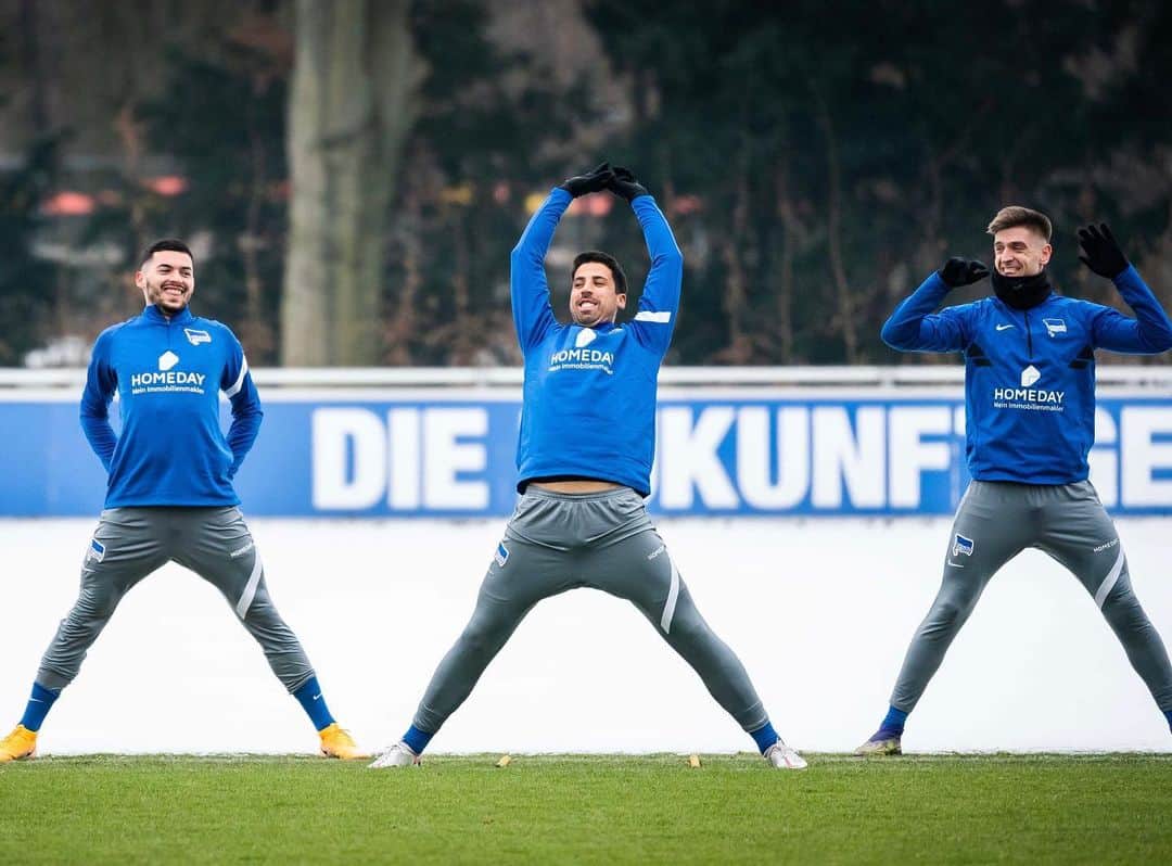 ヘルタ・ベルリンのインスタグラム：「Ausgeschlafen und ordentlich gestreckt? 😁 Dann kann die neue Woche ja losgehen! 🤙🙌 . . #mondaymotivation #HaHoHe #herthabsc」