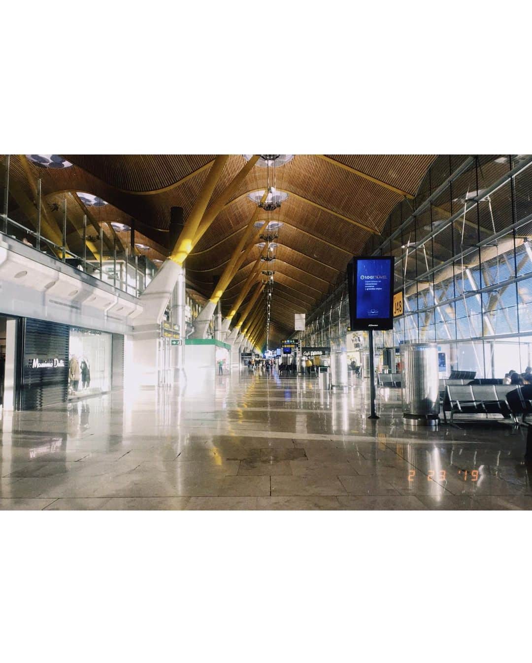 斉藤翠さんのインスタグラム写真 - (斉藤翠Instagram)「一旦バルセロナを離れてマドリードへ✈️   デザインが素敵だったマドリードの空港。もっと色々と写真を撮れば良かった！ ここで観光客詐欺にあいかけたのも今となっては笑い話…🥲 ・ ・ #スペイン思い出紀行 #スペイン旅行記 #今更ですがシリーズ #spain2019 #spaintravel」2月8日 17時45分 - midori_sss