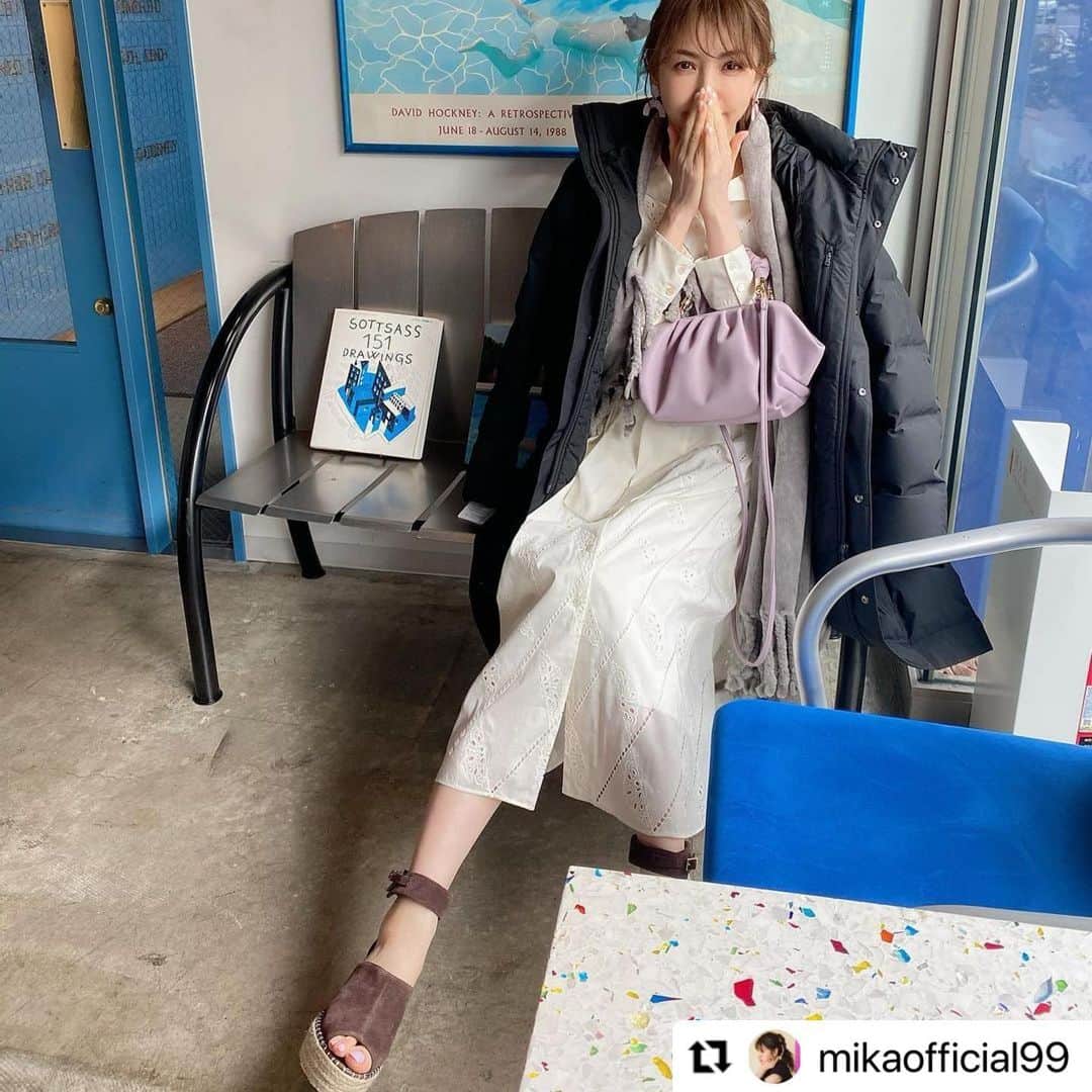 のインスタグラム：「有難うございます♡ 来月のコラボインスタライブも是非お楽しみに。 詳細決まり次第、インスタグラム・オフィシャルサイトにてご案内いたします！  #Repost @mikaofficial99 with @make_repost ・・・ 今日は美人百花にて JILL STUARTのタイアップ撮影でした💙💙💙  JILLSTUART×美人百花×美香 インスタライブも 来月？あるそうです！ また告知させてくださいね❤️  素敵なワンピースのプレゼント ありがとうございました😍 @bijinhyakka  @jillstuart.jp」