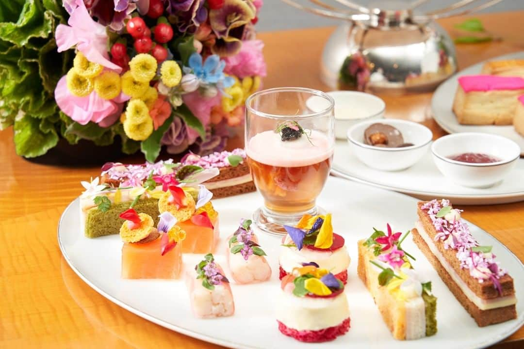 The Ritz-Carlton, Tokyoのインスタグラム：「3月4日(木)～14日(日)のザ・ロビーラウンジでは、"パティスリー界のピカソ"と称されるピエール・エルメ氏率いるピエール・エルメ・パリと、世界的なフラワーアーティスト、東信氏とのコラボレーションによる [FLOWER POWER]アフタヌーンティーをご提供いたします。ここでのみお楽しみいただけるマカロンやシグネチャーのイスパハンを含むピエール・エルメ・パリのスイーツ6種と、色鮮やかな花々で飾られたセイボリーをご堪能いただけるだけでなく、東信氏が率いるAMKK（東 信、花樹研究所）のスタッフが、お好みに合わせたインスピレーション溢れる華やかなミニブーケをお作りいたします。花々に囲まれた、より優雅で贅沢なひとときをお過ごしください。  Welcome to flower paradise! The Lobby Lounge is undergoing a floral makeover, with the launch of our special [FLOWER POWER] Afternoon Tea. A collaboration with Pierre Hermé Paris and flower artist Makoto Azuma, visitors will be able to watch florists tailor their very own mini-bouquet of blooms while visiting. Treats from Pierre Hermé Paris range from macarons and decorative Ispahan cakes plus intricate savories – all enjoyed among the flowers. Served from March 4 to 14. #RitzCarltonTokyo #RCMemories」