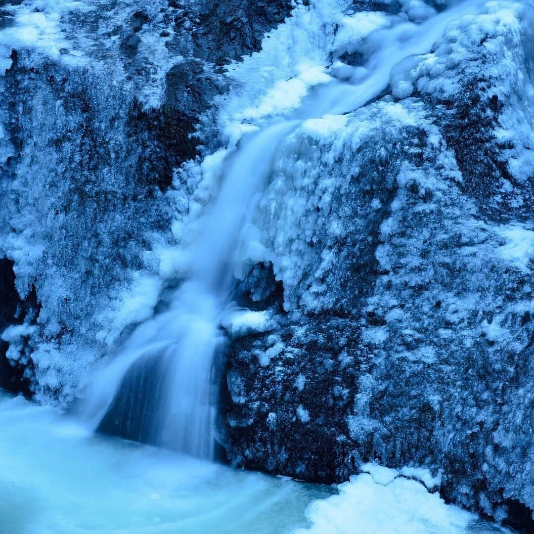 THE GATEのインスタグラム：「【 ❄️ Fukuroda Falls // #Ibaraki 🇯🇵 】 . Fukuroda Falls is a massive waterfall located in Ibaraki prefecture. . During autumn, the waterfall and the colored leaves surrounding it create a picturesque view, and in the winter the falls completely freeze for a phenomenon called "hyobaku" (氷瀑; frozen waterfall).  . The observation decks are constructed for the best views of the falls. . ————————————————————————————— ◉Adress 3-19 Fukuroda, Daigo-machi, Kuji-gun, Ibaraki ————————————————————————————— Follow @thegate.japan for daily dose of inspiration from Japan and for your future travel. Tag your own photos from your past memories in Japan with #thegatejp to give us permission to repost ! . Check more information about Japan. →@thegate.japan . #japanlovers #Japan_photogroup #viewing #Visitjapanphilipines #Visitjapantw #Visitjapanus #Visitjapanfr #Sightseeingjapan #Triptojapan #粉我 #Instatravelers #Instatravelphotography #Instatravellife #Instagramjapanphoto #FukurodaFalls #Ibaraki #traveljapan #Fukuroda」