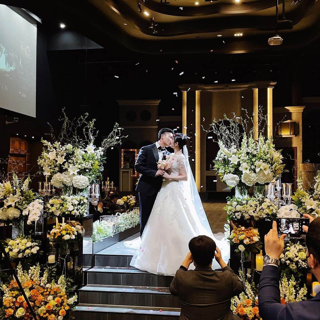 スヒョンのインスタグラム：「♥ 장수 정모에서 만나 결혼까지 골인한 무병 1호 커플 👰🏻‍♀️🤵🏻 연애 초반부터 예쁘게 잘 만나는 거 보고 진짜 사람은 인연이 있구나 느끼게 해준 예쁜이들 오래오래 행복해야 해 💍 나도 못한 결혼을 먼저 하다니.. 장수 정모에 오시면 장수도 못하는 결혼을 할 수 있습니다.. 코로나야 정모하게 빨리 끝나주라주❕ 𝑱𝒂𝒏𝒈𝒔𝒖𝒉𝒚𝒖𝒏」