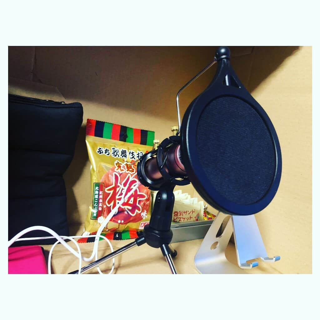 國分優香里のインスタグラム：「✩ 準備完了！！ よろしくお願いします！！🎙🤗  #チラ見せ　#お菓子も準備オッケー　#生配信　#誕生日チェキ会　#ダンボールブース」