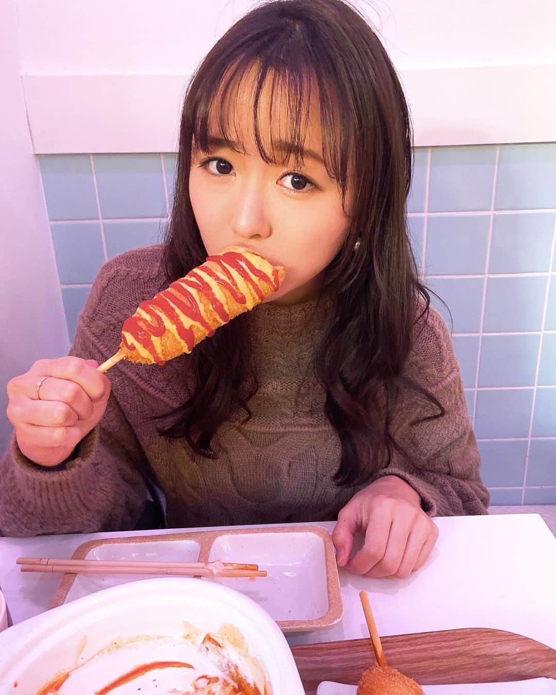 軽辺るかのインスタグラム：「なんか食べてる写真ばっかり。笑  #チーズドック #もぐもぐタイム #モグモグ #チーズ料理 #ごちそうさまでした😋 #instagood #cheeselover」