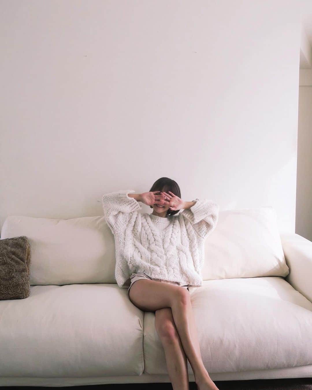 森摩耶さんのインスタグラム写真 - (森摩耶Instagram)「ソファを新調しました🛋 悩みに悩んでこちら、無印良品のものにしました。 娘達も小学生だし、念願の白🤍 汚さないでよ〜😫🤣」2月8日 18時07分 - maya_mori