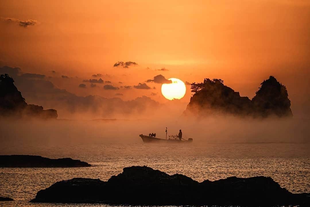 Visit Wakayamaのインスタグラム：「. ⠀ The dawning of a new day in southern Wakayama.⠀ We hope you can start your day as spectacularly as this one. ⠀ 📸 @tora6787⠀ 📍 Tahara coast, Wakayama」