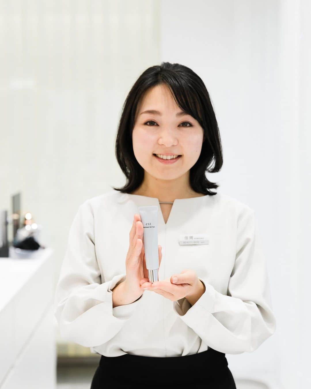 SOFINA Beauty Power Stationのインスタグラム：「.﻿ 【いつものメイクで隠せなかったシミも、まるで消えたように】﻿ ﻿ マスク生活をする中で、﻿ 鼻や口元はマスクで隠れますが、﻿ 目元のシミが気になることはありませんか？﻿ ﻿ エスト バイオミメシス ヴェールフィクサーは、﻿ いつものメイクで隠せなかったシミも、まるで消えたように。﻿ 新次元*の"ヴェールメイク"。﻿ ﻿ 頬部分にヴェールを吹きつけた後、フィクサーをなじませるだけ。﻿ 極薄の膜で包み込む、まったく新しいメイクが誕生。﻿ 肌表面の凹凸をなめらかにして、﻿ 一緒に使うファンデーションの 密着感とキープ力を高めます。﻿ いつものメイクで隠せなかったシミも、 まるで消えたように。﻿ 肌そのものが美しくなったかのような "生まれつき美肌"印象へ。﻿ *花王内において﻿ ﻿ NEW　﻿ エスト バイオミメシス ヴェールフィクサー　﻿ 税抜き 6,000円(30g)﻿ ﻿ エスト バイオミメシス ヴェールフィクサーは、﻿ 1/22(金)より #ビューティベース銀座 にて先行発売中です。﻿ いち早く、新次元の"ヴェールメイク"体験に銀座へお越しください。﻿ ※全国発売は3/5(金)より、est店舗にてお取扱いを開始となります。﻿ ﻿ 次回2月12日の投稿はヴェールフィクサーの使い方をアップします♪﻿ ﻿ --------------------------------------﻿ 営業時間変更のお知らせ﻿ 新型コロナウイルス感染拡大防止の観点から、当面の間、営業時間を変更いたします。﻿ ﻿ トライ＆エンジョイスペース ：11:00～19:00﻿ パーソナル レッスン スタジオ：当面休業﻿ ﻿ お客様には、ご不便をお掛けいたしますが、ご理解賜りますようお願い申し上げます。﻿ --------------------------------------﻿ #ビューティベース銀座 #銀座 #銀ブラ #エスト #バイオミメシスヴェール #ヴェールフィクサー #ベースメイク #化粧下地 #カバー力 #乾燥肌対策 #乾燥肌 #ゆらぎ肌 #美容女子 #素肌美 #ビューティアドバイザー #美容時間 #大人美容 #保湿対策 #肌活 #スペシャルケア #美肌習慣 #美容アイテム #ノーファンデ #ノーファンデ生活 #エイジングケア #新商品 #新しいコスメ #新作コスメ2021」