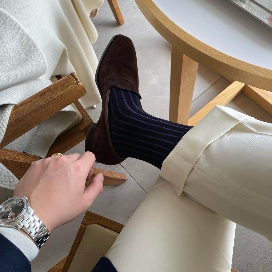 ガジアーノ&ガーリングのインスタグラム：「Leave one word in the comments to describe this photo. . . . . . . . . . . . Credit: @jxxsxho  #menstyle #classicshoes #elegantshoes #handwelted #handmadeshoes #classicfootwear #stylish #shoemaker #mensfootwear #bespokemakers #fashion #brspokemakers #bespokeshoes #mensfashion #madeinengalnd  #mensshoes #menswear #shoesoftheday #shoestagram #shoestyle #shoes」