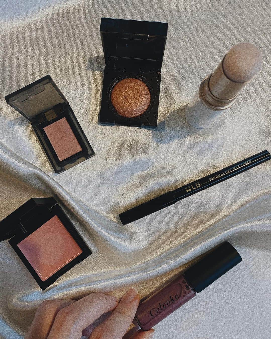 永田杏奈のインスタグラム：「・ @celvoke.jp の新作コスメを使ったBitter Pink makeup💄 リールにupしました🎞  使用item #celvokeヴォランタリーアイズ30 #celvokeフェイスカラーEX01 #celvokeエンスロールグロスex08 #clioプリズムエアーシャドウ14 #LBジェルアイライナーRB #hinceハイライトclear  このリップ、潤うし唇をぷっくり見せてくれてお気に入り❤︎ 色味を落ち着かせたい時は #celvokeエンスロールグロス11 を少し混ぜて💋  #annascosmetics  #bitterpinkmakeup #ビターピンクメイク  #大人ピンクメイク #celvoke」